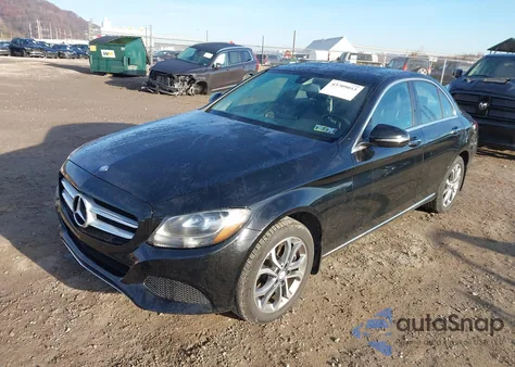 2016 Mercedes-Benz C 300 4Matic z USA, uszkodzony, nr VIN 55SWF4KB0GU164017